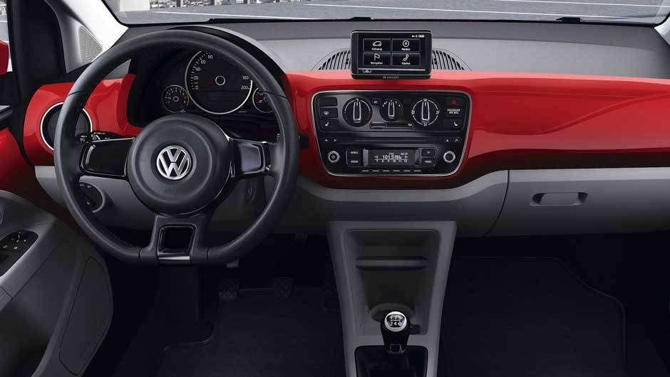 Painel &eacute; simples, por&eacute;m funcional. <a href="https://quatrorodas.abril.com.br/noticias/fabrincantes-volkswagem-mostra-detalhes-up-299370_p.shtml" rel="migration">Leia mais</a>