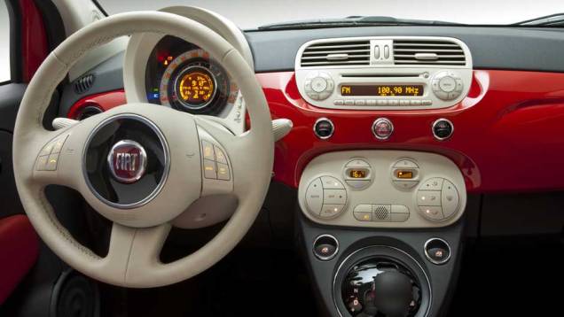 Como no passado, o painel tem detalhes na cor da carroceria. <a href="https://quatrorodas.abril.com.br/carros/lancamentos/fiat-500-637495.shtml" rel="migration">Leia mais</a> Como no passado, o painel tem detalhes na cor da carroceria. <a href="https://quatrorodas.abril.com.br/carros/lancamentos/fiat-500-637495.shtml" rel="migration">Leia mais</a>