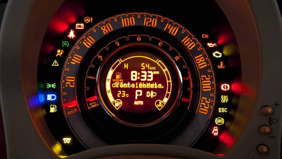 Os instrumentos s&atilde;o charmosos, mas de dif&iacute;cil leitura. <a href="https://quatrorodas.abril.com.br/carros/lancamentos/fiat-500-637495.shtml" rel="migration">Leia mais</a>