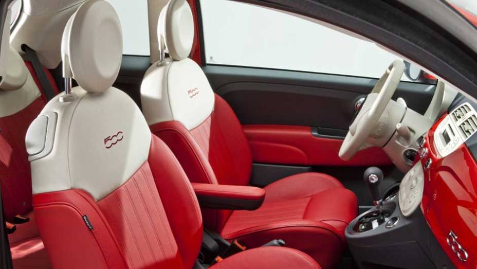 Bancos podem ter revestimento de couro em dois tons. <a href="https://quatrorodas.abril.com.br/carros/lancamentos/fiat-500-637495.shtml" rel="migration">Leia mais</a>