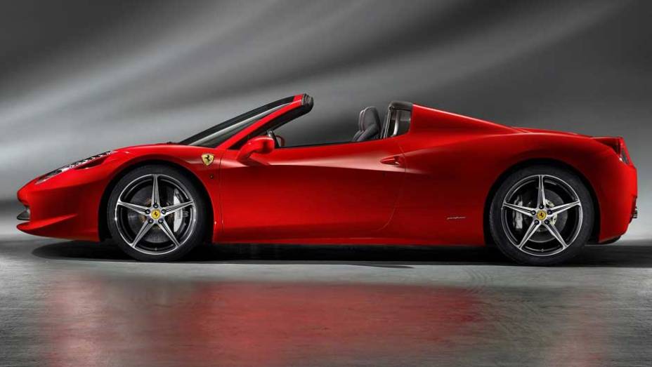 Teto rígido retrátil demora 14 segundos para ser recolhido | <a href="https://quatrorodas.abril.com.br/noticias/ferrari-revela-detalhes-458-italia-spider-299554_p.shtml" rel="migration">Leia mais</a>