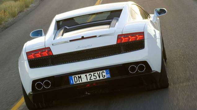 Cupê conta com quatro saídas de escape | <a href="https://quatrorodas.abril.com.br/noticias/lamborghini-ira-exibir-gallardo-lp-560-4-sao-paulo-299619_p.shtml" rel="migration">Leia mais</a> Cupê conta com quatro saídas de escape | <a href="https://quatrorodas.abril.com.br/noticias/lamborghini-ira-exibir-gallardo-lp-560-4-sao-paulo-299619_p.shtml" rel="migration">Leia mais</a>