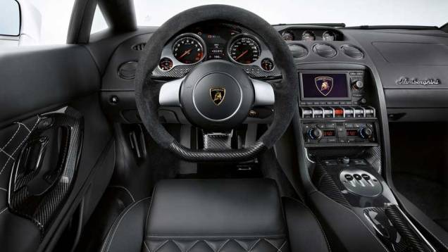 Volante tem base achatada | <a href="https://quatrorodas.abril.com.br/noticias/lamborghini-ira-exibir-gallardo-lp-560-4-sao-paulo-299619_p.shtml" rel="migration">Leia mais</a>