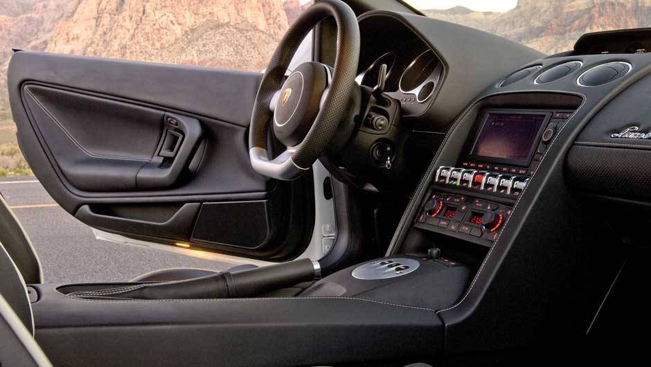Transmiss&atilde;o tem c&acirc;mbio sequ&ecirc;ncial de seis velocidades | <a href="https://quatrorodas.abril.com.br/noticias/lamborghini-ira-exibir-gallardo-lp-560-4-sao-paulo-299619_p.shtml" rel="migration">Leia mais</a>