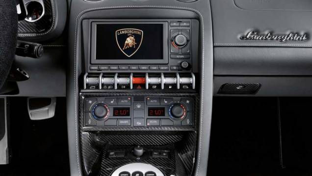 Ar dual zone e tela multimídia são alguns dos recursos do esportivo | <a href="https://quatrorodas.abril.com.br/noticias/lamborghini-ira-exibir-gallardo-lp-560-4-sao-paulo-299619_p.shtml" rel="migration">Leia mais</a>