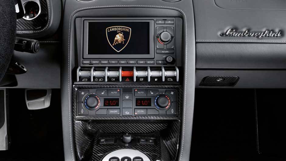 Ar dual zone e tela multim&iacute;dia s&atilde;o alguns dos recursos do esportivo | <a href="https://quatrorodas.abril.com.br/noticias/lamborghini-ira-exibir-gallardo-lp-560-4-sao-paulo-299619_p.shtml" rel="migration">Leia mais</a>