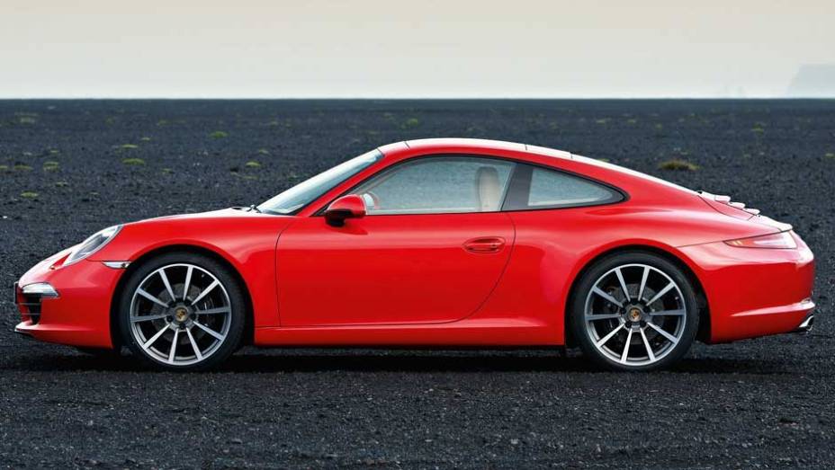 Distância entre-eixos aumentou em 10 cm e o carro ficou mais comprido | <a href="https://quatrorodas.abril.com.br/carros/lancamentos/porsche-911-carrera-carrera-s-2012-637431.shtml" rel="migration">Leia mais</a>