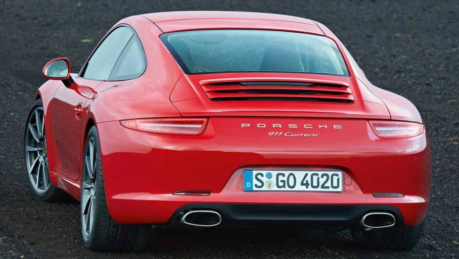 Lanternas agora estão com perfil mais baixo | <a href="https://quatrorodas.abril.com.br/carros/lancamentos/porsche-911-carrera-carrera-s-2012-637431.shtml" rel="migration">Leia mais</a>