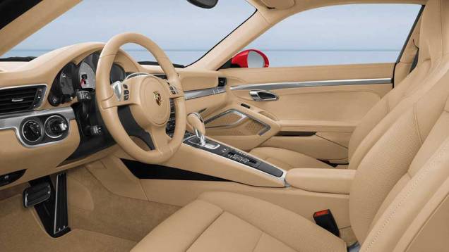O interior também ficou mais espaçoso | <a href="https://quatrorodas.abril.com.br/carros/lancamentos/porsche-911-carrera-carrera-s-2012-637431.shtml" rel="migration">Leia mais</a> O interior também ficou mais espaçoso | <a href="https://quatrorodas.abril.com.br/carros/lancamentos/porsche-911-carrera-carrera-s-2012-637431.shtml" rel="migration">Leia mais</a>