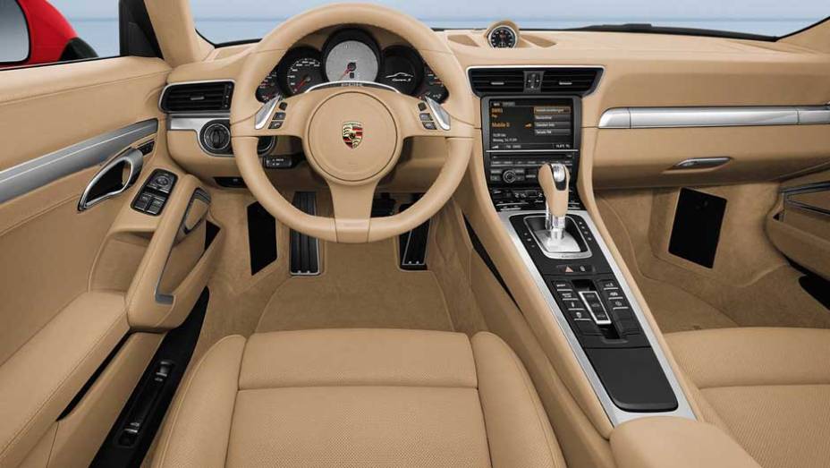 Console foi elevado e botões estão com acesso mais fácil | <a href="https://quatrorodas.abril.com.br/carros/lancamentos/porsche-911-carrera-carrera-s-2012-637431.shtml" rel="migration">Leia mais</a>