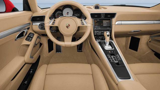 Console foi elevado e botões estão com acesso mais fácil | <a href="https://quatrorodas.abril.com.br/carros/lancamentos/porsche-911-carrera-carrera-s-2012-637431.shtml" rel="migration">Leia mais</a> Console foi elevado e botões estão com acesso mais fácil | <a href="https://quatrorodas.abril.com.br/carros/lancamentos/porsche-911-carrera-carrera-s-2012-637431.shtml" rel="migration">Leia mais</a>