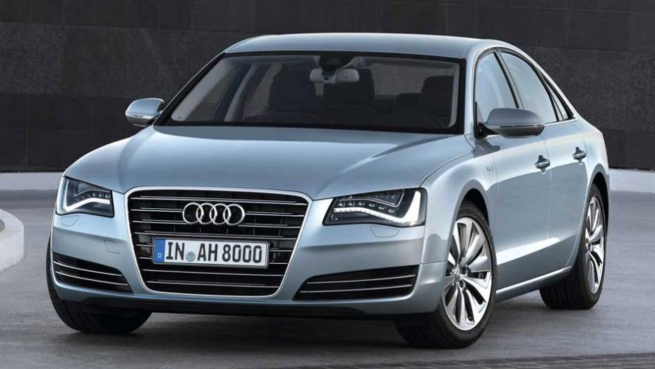 Versão de produção do sedã híbrido é revelada e chega em 2012 | <a href="https://quatrorodas.abril.com.br/carros/lancamentos/audi-a8-hybrid-637518.shtml" rel="migration">Leia mais</a>