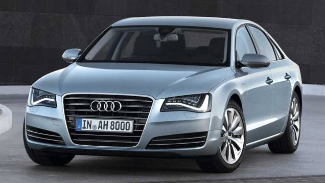 Versão de produção do sedã híbrido é revelada e chega em 2012 | <a href="https://quatrorodas.abril.com.br/carros/lancamentos/audi-a8-hybrid-637518.shtml" rel="migration">Leia mais</a>