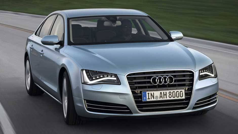 Modelo definitivo ser&aacute; apresentado ao p&uacute;blico em Frankfurt | <a href="https://quatrorodas.abril.com.br/carros/lancamentos/audi-a8-hybrid-637518.shtml" rel="migration">Leia mais</a>