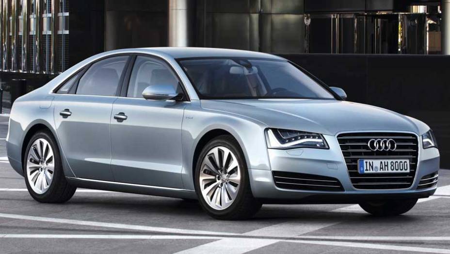 Sedã combina motor 2.0 TFSI com um elétrico de 54 cv | <a href="https://quatrorodas.abril.com.br/carros/lancamentos/audi-a8-hybrid-637518.shtml" rel="migration">Leia mais</a>