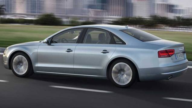 Carro acelera de 0 a 100 km/h em 7,7 segundos | <a href="https://quatrorodas.abril.com.br/carros/lancamentos/audi-a8-hybrid-637518.shtml" rel="migration">Leia mais</a>