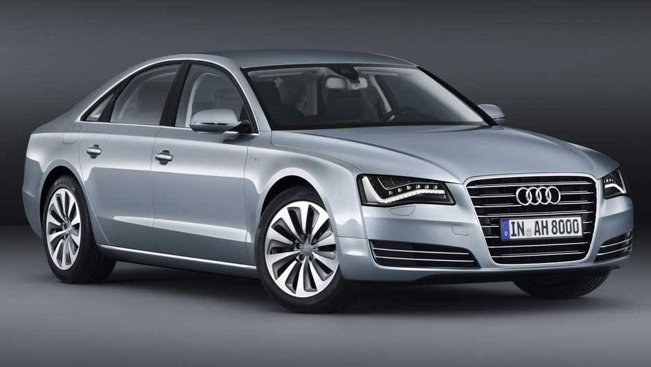 M&eacute;dia de consumo informado pela marca &eacute; de 15,6 km/l e as emiss&otilde;es s&atilde;o de 148 g/km | <a href="https://quatrorodas.abril.com.br/carros/lancamentos/audi-a8-hybrid-637518.shtml" rel="migration">Leia mais</a>