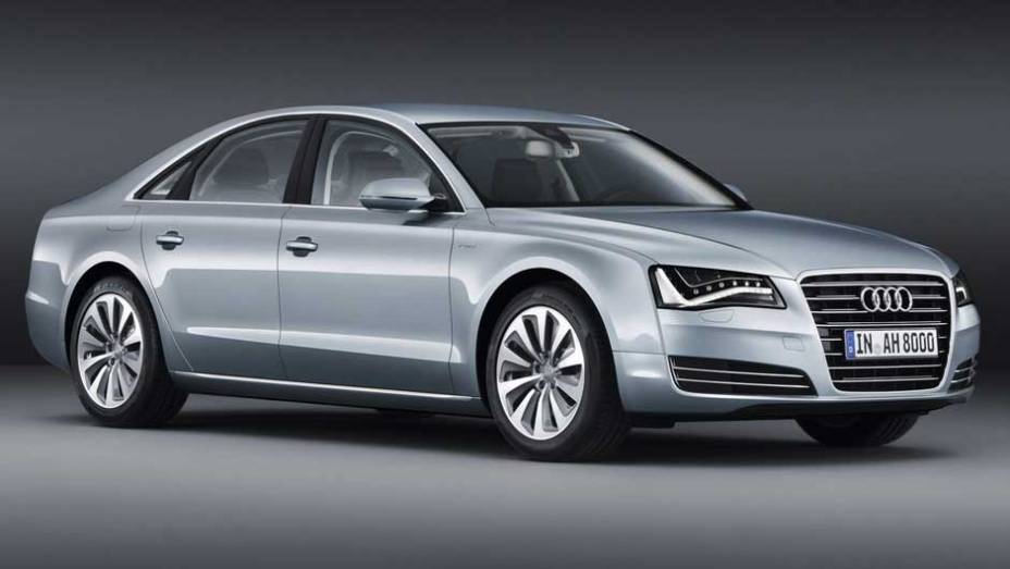 Protótipo do Audi A8 Hybrid foi revelado no Salão de Genebra em 2010 | <a href="https://quatrorodas.abril.com.br/carros/lancamentos/audi-a8-hybrid-637518.shtml" rel="migration">Leia mais</a>