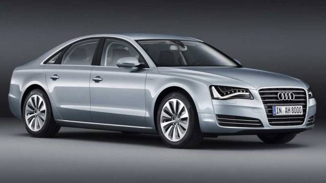 Protótipo do Audi A8 Hybrid foi revelado no Salão de Genebra em 2010 | <a href="https://quatrorodas.abril.com.br/carros/lancamentos/audi-a8-hybrid-637518.shtml" rel="migration">Leia mais</a>