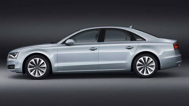 Versão de produção teve alterações discretas em relação ao conceito | <a href="https://quatrorodas.abril.com.br/carros/lancamentos/audi-a8-hybrid-637518.shtml" rel="migration">Leia mais</a> Versão de produção teve alterações discretas em relação ao conceito | <a href="https://quatrorodas.abril.com.br/carros/lancamentos/audi-a8-hybrid-637518.shtml" rel="migration">Leia mais</a>