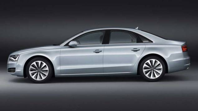 Versão de produção teve alterações discretas em relação ao conceito | <a href="https://quatrorodas.abril.com.br/carros/lancamentos/audi-a8-hybrid-637518.shtml" rel="migration">Leia mais</a>