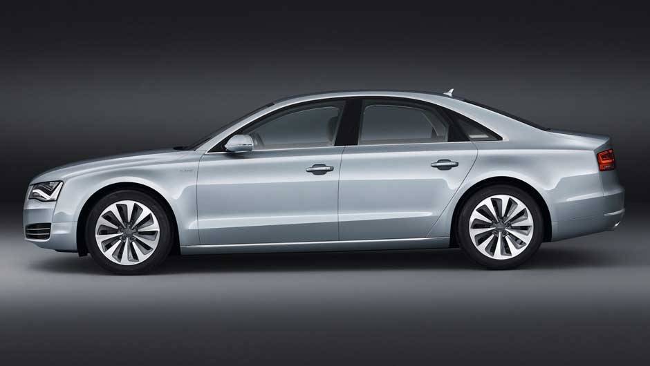 Vers&atilde;o de produ&ccedil;&atilde;o teve altera&ccedil;&otilde;es discretas em rela&ccedil;&atilde;o ao conceito | <a href="https://quatrorodas.abril.com.br/carros/lancamentos/audi-a8-hybrid-637518.shtml" rel="migration">Leia mais</a>