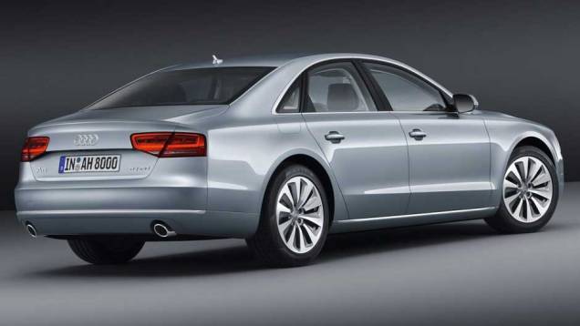 Rodas de liga leve de 18 polegadas têm dez raios | <a href="https://quatrorodas.abril.com.br/carros/lancamentos/audi-a8-hybrid-637518.shtml" rel="migration">Leia mais</a> Rodas de liga leve de 18 polegadas têm dez raios | <a href="https://quatrorodas.abril.com.br/carros/lancamentos/audi-a8-hybrid-637518.shtml" rel="migration">Leia mais</a>