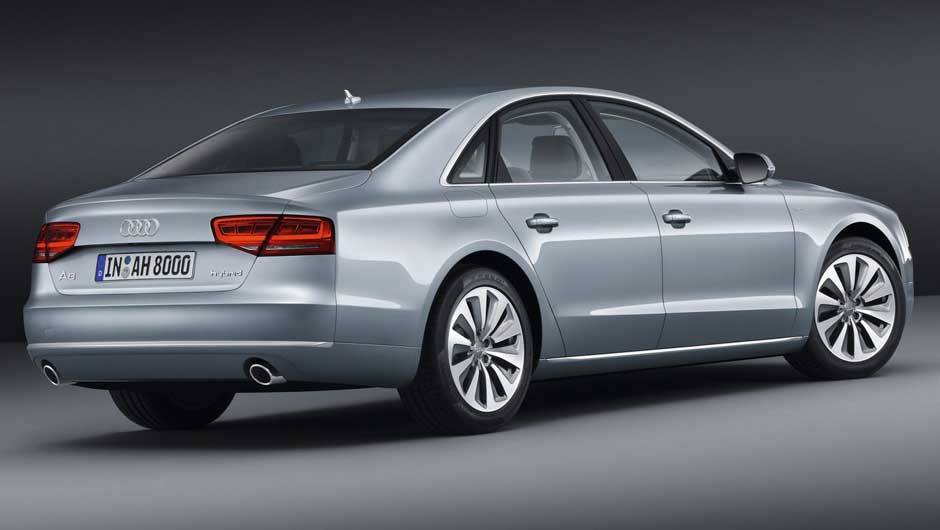 Rodas de liga leve de 18 polegadas t&ecirc;m dez raios | <a href="https://quatrorodas.abril.com.br/carros/lancamentos/audi-a8-hybrid-637518.shtml" rel="migration">Leia mais</a>