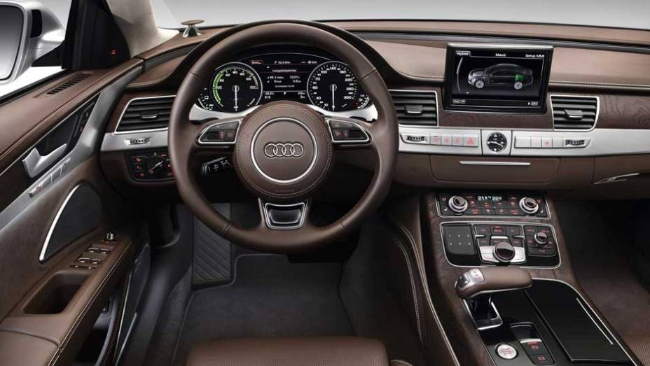 Sedã pode andar somente no modo elétrico em velocidades até 100 km/h | <a href="https://quatrorodas.abril.com.br/carros/lancamentos/audi-a8-hybrid-637518.shtml" rel="migration">Leia mais</a>