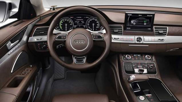 Sedã pode andar somente no modo elétrico em velocidades até 100 km/h | <a href="https://quatrorodas.abril.com.br/carros/lancamentos/audi-a8-hybrid-637518.shtml" rel="migration">Leia mais</a> Sedã pode andar somente no modo elétrico em velocidades até 100 km/h | <a href="https://quatrorodas.abril.com.br/carros/lancamentos/audi-a8-hybrid-637518.shtml" rel="migration">Leia mais</a>