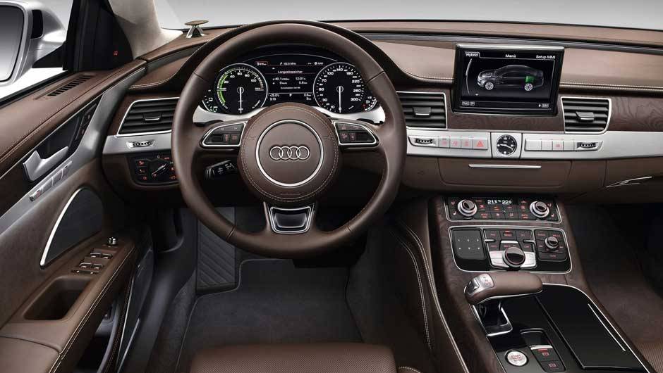 Sed&atilde; pode andar somente no modo el&eacute;trico em velocidades at&eacute; 100 km/h | <a href="https://quatrorodas.abril.com.br/carros/lancamentos/audi-a8-hybrid-637518.shtml" rel="migration">Leia mais</a>