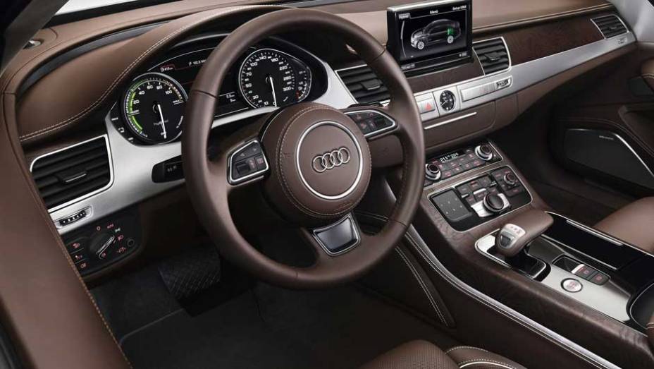 Transmissão é a automática tiptronic de oito velocidades | <a href="https://quatrorodas.abril.com.br/carros/lancamentos/audi-a8-hybrid-637518.shtml" rel="migration">Leia mais</a>