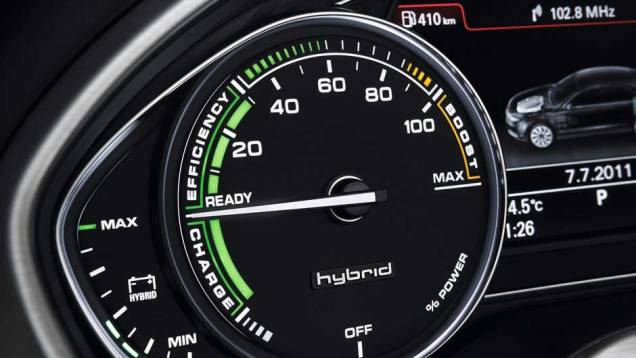 Estão disponíveis três modos de condução: EV, D e S | <a href="https://quatrorodas.abril.com.br/carros/lancamentos/audi-a8-hybrid-637518.shtml" rel="migration">Leia mais</a> Estão disponíveis três modos de condução: EV, D e S | <a href="https://quatrorodas.abril.com.br/carros/lancamentos/audi-a8-hybrid-637518.shtml" rel="migration">Leia mais</a>
