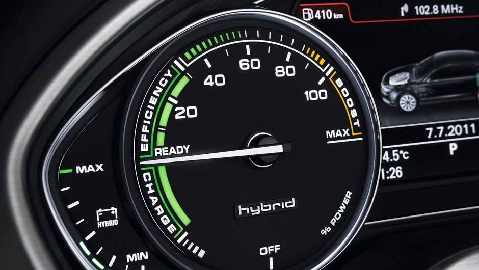 Est&atilde;o dispon&iacute;veis tr&ecirc;s modos de condu&ccedil;&atilde;o: EV, D e S | <a href="https://quatrorodas.abril.com.br/carros/lancamentos/audi-a8-hybrid-637518.shtml" rel="migration">Leia mais</a>