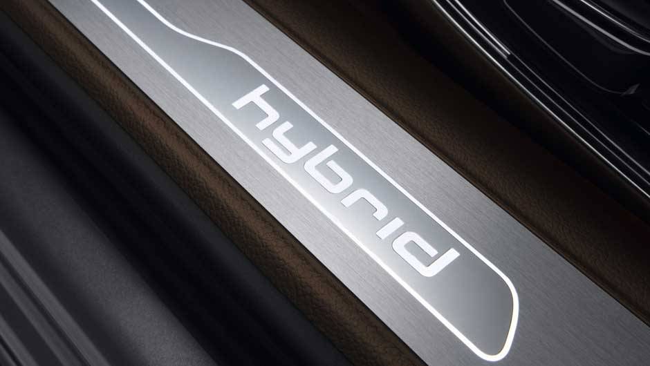 Emblema tamb&eacute;m aparece na soleira | <a href="https://quatrorodas.abril.com.br/carros/lancamentos/audi-a8-hybrid-637518.shtml" rel="migration">Leia mais</a>