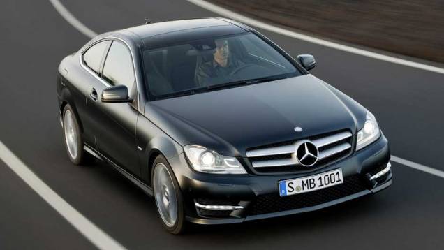 Cupê é quase quatro centímetros mais baixo que o sedã | <a href="https://quatrorodas.abril.com.br/noticias/mercedes-c-180-coupe-chega-ao-brasil-299670_p.shtml" rel="migration">Leia mais</a> Cupê é quase quatro centímetros mais baixo que o sedã | <a href="https://quatrorodas.abril.com.br/noticias/mercedes-c-180-coupe-chega-ao-brasil-299670_p.shtml" rel="migration">Leia mais</a>