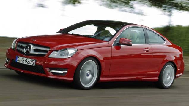 Engenheiros tiveram de projetar o Classe C Coupe com a coluna "B" para aumentar a rigidez do chassi | <a href="https://quatrorodas.abril.com.br/noticias/mercedes-c-180-coupe-chega-ao-brasil-299670_p.shtml" rel="migration">Leia mais</a> Engenheiros tiveram de projetar o Classe C Coupe com a coluna "B" para aumentar a rigidez do chassi | <a href="https://quatrorodas.abril.com.br/noticias/mercedes-c-180-coupe-chega-ao-brasil-299670_p.shtml" rel="migration">Leia mais</a>