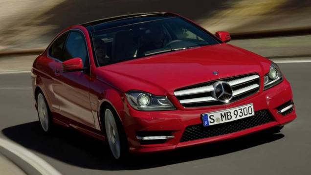 Faróis possuem iluminação bixenon | <a href="https://quatrorodas.abril.com.br/noticias/mercedes-c-180-coupe-chega-ao-brasil-299670_p.shtml" rel="migration">Leia mais</a> Faróis possuem iluminação bixenon | <a href="https://quatrorodas.abril.com.br/noticias/mercedes-c-180-coupe-chega-ao-brasil-299670_p.shtml" rel="migration">Leia mais</a>