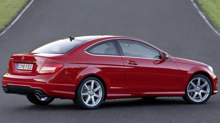 Carro possui saída dupla de escape | <a href="https://quatrorodas.abril.com.br/noticias/mercedes-c-180-coupe-chega-ao-brasil-299670_p.shtml" rel="migration">Leia mais</a>