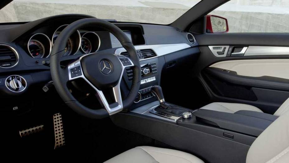 Por dentro, o ambiente é o mesmo do restante da Classe C | <a href="https://quatrorodas.abril.com.br/noticias/mercedes-c-180-coupe-chega-ao-brasil-299670_p.shtml" rel="migration">Leia mais</a>