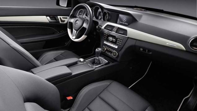 Transmissão é automatizada de sete marchas | <a href="https://quatrorodas.abril.com.br/noticias/mercedes-c-180-coupe-chega-ao-brasil-299670_p.shtml" rel="migration">Leia mais</a> Transmissão é automatizada de sete marchas | <a href="https://quatrorodas.abril.com.br/noticias/mercedes-c-180-coupe-chega-ao-brasil-299670_p.shtml" rel="migration">Leia mais</a>