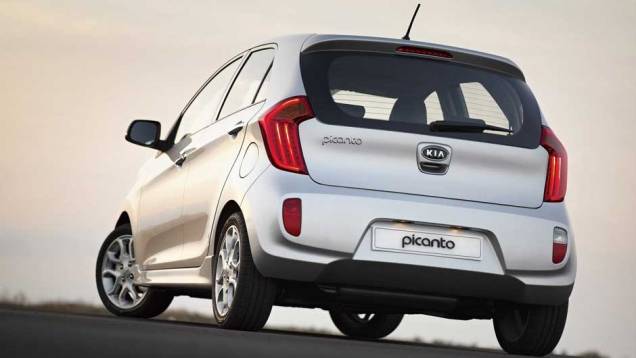 Atrás, o desenho das lanternas chama atenção. <a href="https://quatrorodas.abril.com.br/carros/lancamentos/kia-picanto-637897.shtml" rel="migration">Leia mais</a> Atrás, o desenho das lanternas chama atenção. <a href="https://quatrorodas.abril.com.br/carros/lancamentos/kia-picanto-637897.shtml" rel="migration">Leia mais</a>