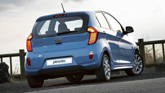 As luzes de LEDs dão um belo efeito visual. <a href="https://quatrorodas.abril.com.br/carros/lancamentos/kia-picanto-637897.shtml" rel="migration">Leia mais</a> As luzes de LEDs dão um belo efeito visual. <a href="https://quatrorodas.abril.com.br/carros/lancamentos/kia-picanto-637897.shtml" rel="migration">Leia mais</a>