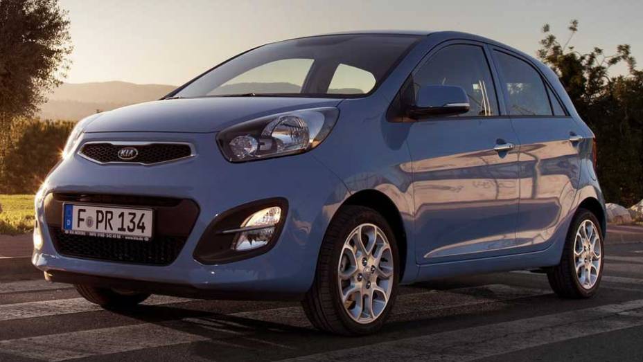 No Brasil, o Picanto terá quatro versões e opção de câmbio manual ou automático. <a href="https://quatrorodas.abril.com.br/carros/lancamentos/kia-picanto-637897.shtml" rel="migration">Leia mais</a>