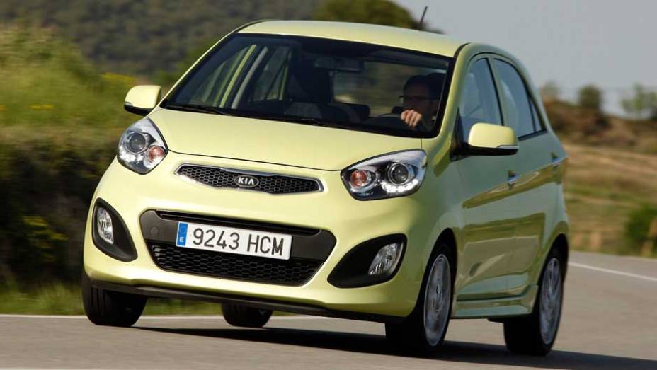 Embora tenha traços esportivos, o motor 1.0 tem desempenho comedido. <a href="https://quatrorodas.abril.com.br/carros/lancamentos/kia-picanto-637897.shtml" rel="migration">Leia mais</a>