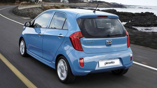 As maçanetas cromadas e as rodas de liga leve dão um toque de requinte. <a href="https://quatrorodas.abril.com.br/carros/lancamentos/kia-picanto-637897.shtml" rel="migration">Leia mais</a> As maçanetas cromadas e as rodas de liga leve dão um toque de requinte. <a href="https://quatrorodas.abril.com.br/carros/lancamentos/kia-picanto-637897.shtml" rel="migration">Leia mais</a>