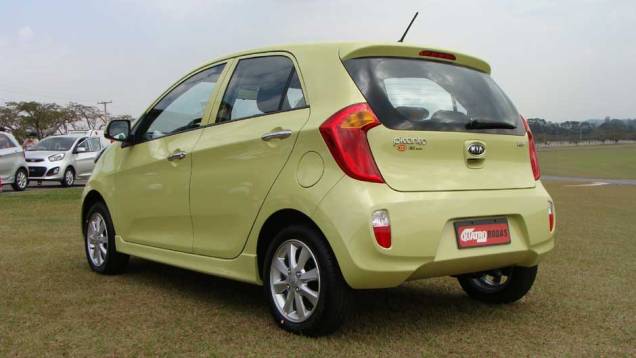 Na traseira, as lanternas têm formato que lembram um bumerangue. <a href="https://quatrorodas.abril.com.br/carros/lancamentos/kia-picanto-637897.shtml" rel="migration">Leia mais</a> Na traseira, as lanternas têm formato que lembram um bumerangue. <a href="https://quatrorodas.abril.com.br/carros/lancamentos/kia-picanto-637897.shtml" rel="migration">Leia mais</a>
