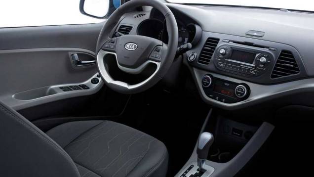 O painel é bem acabado, como todos os Kia. <a href="https://quatrorodas.abril.com.br/carros/lancamentos/kia-picanto-637897.shtml" rel="migration">Leia mais</a> O painel é bem acabado, como todos os Kia. <a href="https://quatrorodas.abril.com.br/carros/lancamentos/kia-picanto-637897.shtml" rel="migration">Leia mais</a>