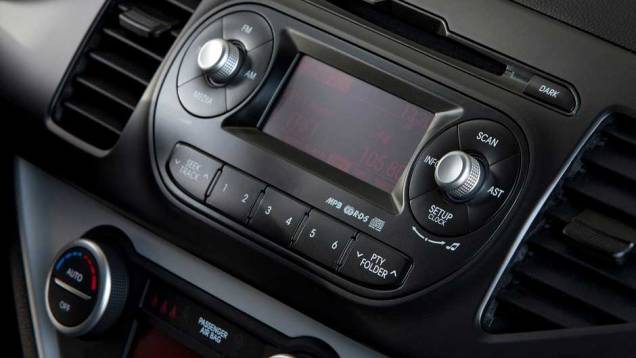 O rádio lê arquivos em MP3 e entrada USB. <a href="https://quatrorodas.abril.com.br/carros/lancamentos/kia-picanto-637897.shtml" rel="migration">Leia mais</a> O rádio lê arquivos em MP3 e entrada USB. <a href="https://quatrorodas.abril.com.br/carros/lancamentos/kia-picanto-637897.shtml" rel="migration">Leia mais</a>