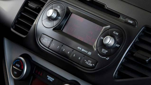 O rádio lê arquivos em MP3 e entrada USB. <a href="https://quatrorodas.abril.com.br/carros/lancamentos/kia-picanto-637897.shtml" rel="migration">Leia mais</a>